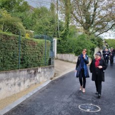 Cécile Zammit-Popescu, présidente de GPSEO, et Ketty Varin, maire de Juziers, inaugurent le 27 avril 2024 le nouveau chemin Paul Héros