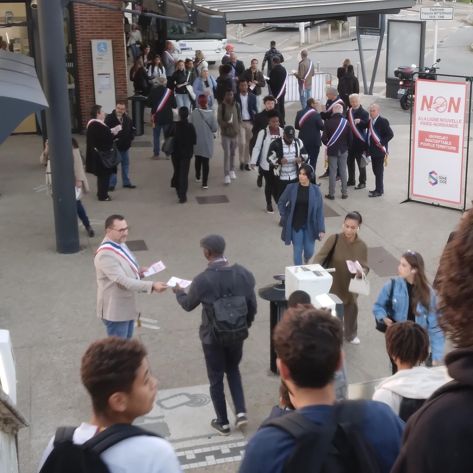 Les élus mobilisés contre la LNPN en gare de Mantes-la-Jolie