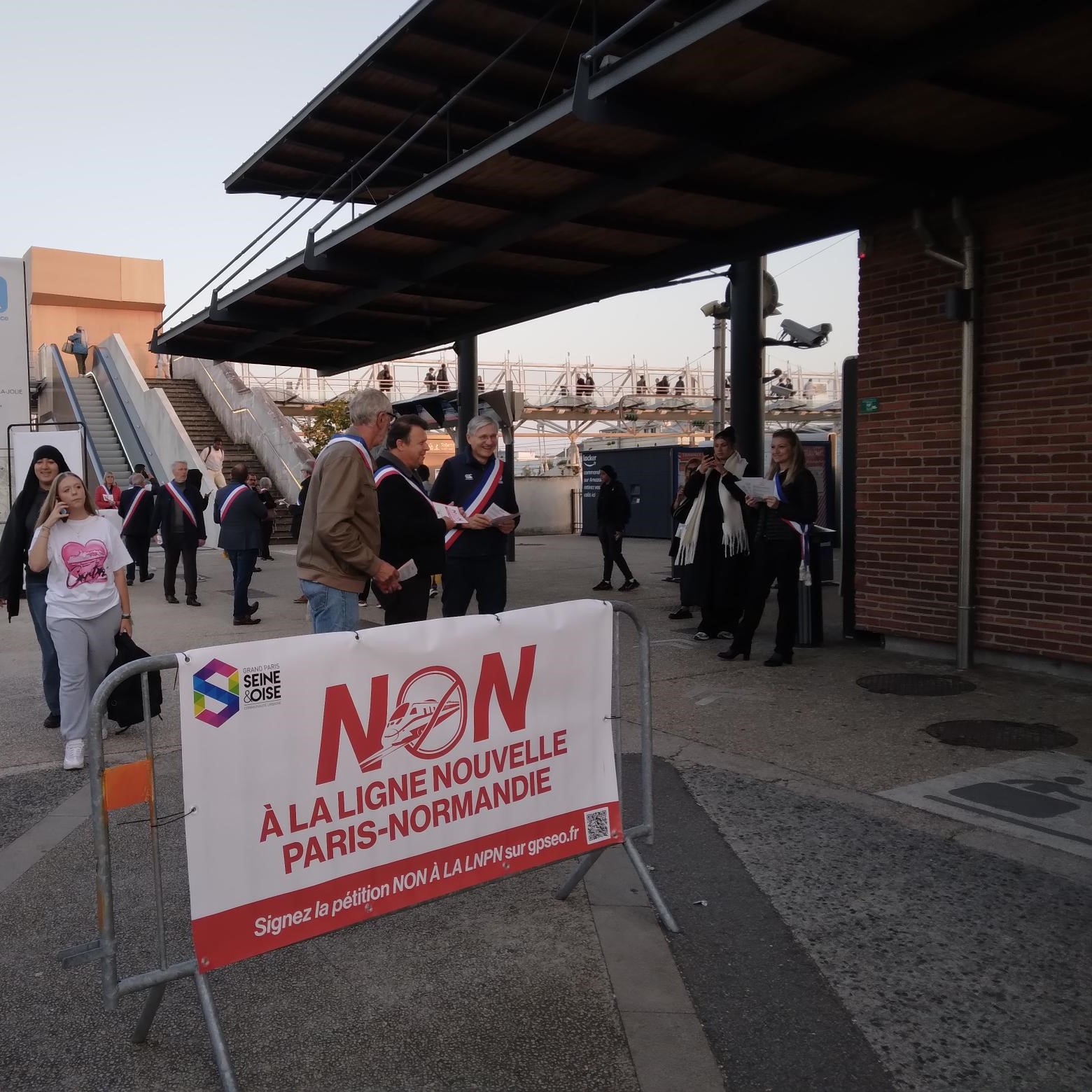 Les élus mobilisés contre la LNPN en gare de Mantes-la-Jolie