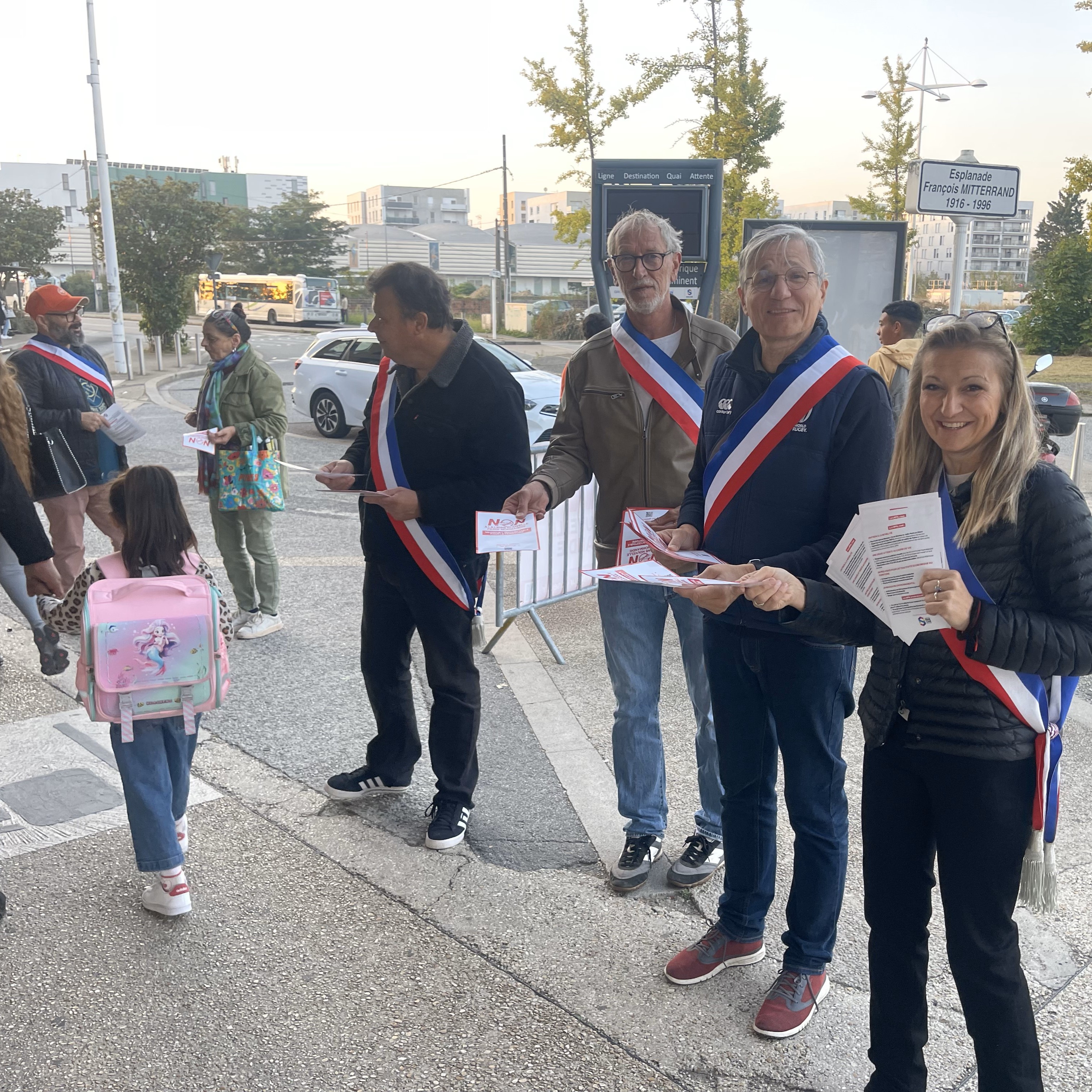 Les élus mobilisés contre la LNPN en gare de Mantes-la-Jolie