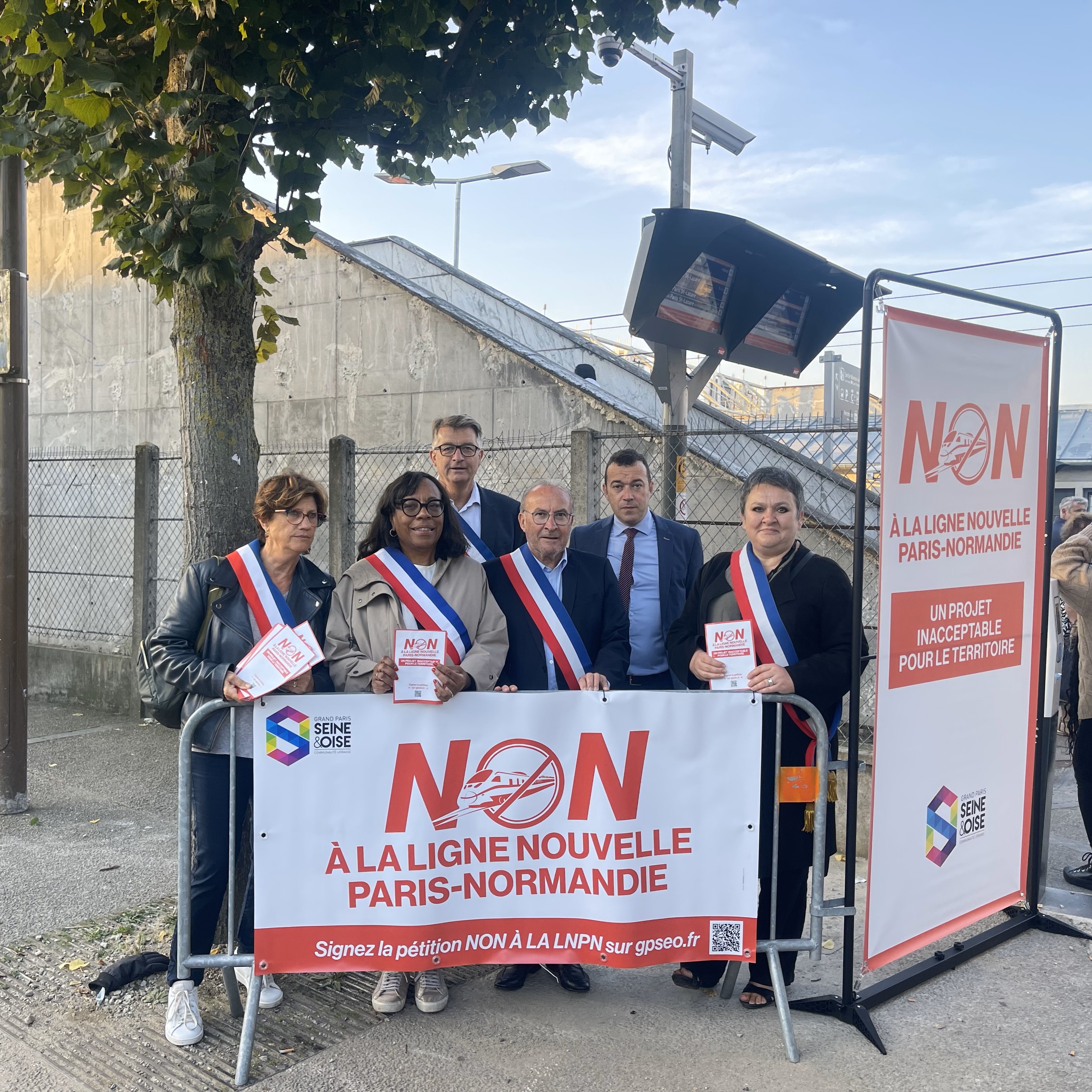 Les élus mobilisés contre la LNPN en gare de Mantes-la-Jolie