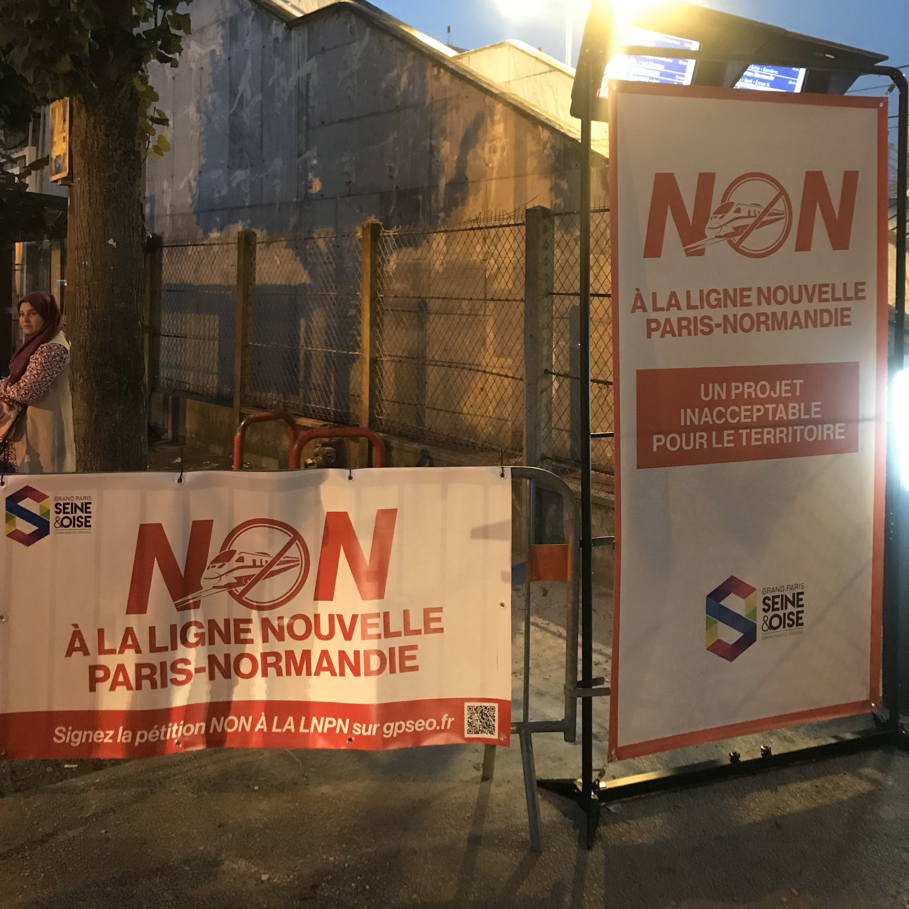 Les élus mobilisés contre la LNPN en gare de Mantes-la-Jolie