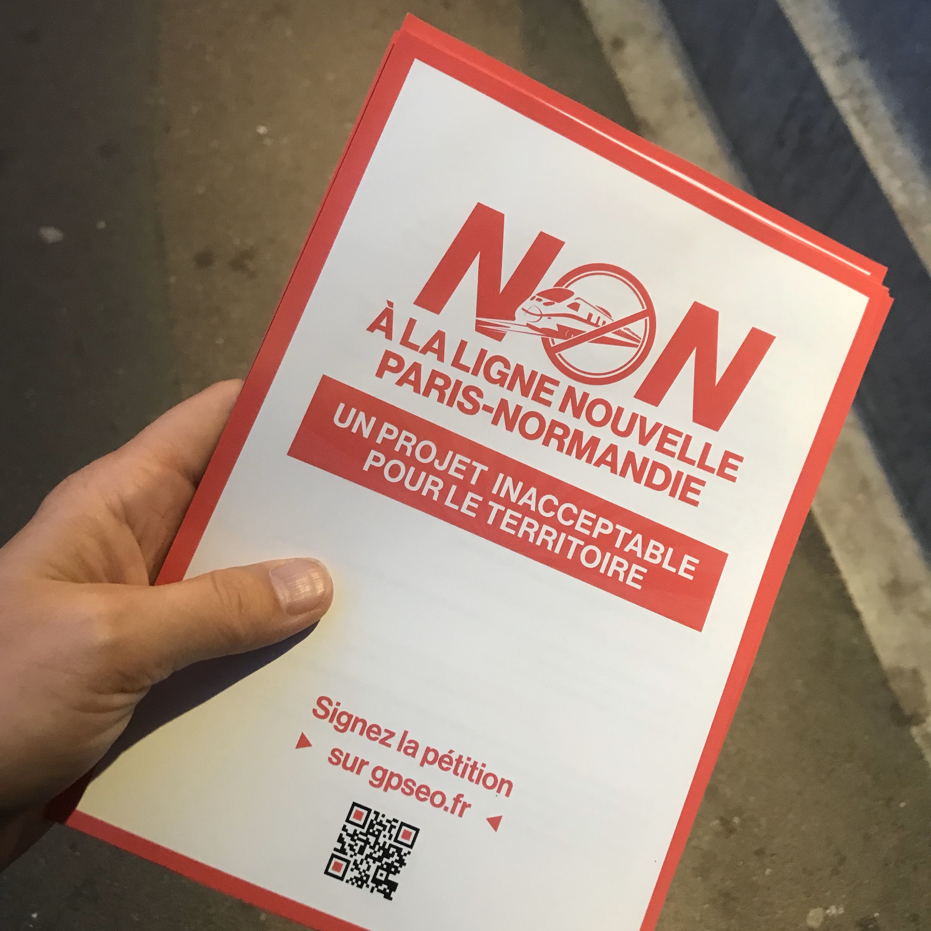 tractage contre la LNPN en gare de Mantes-la-Jolie