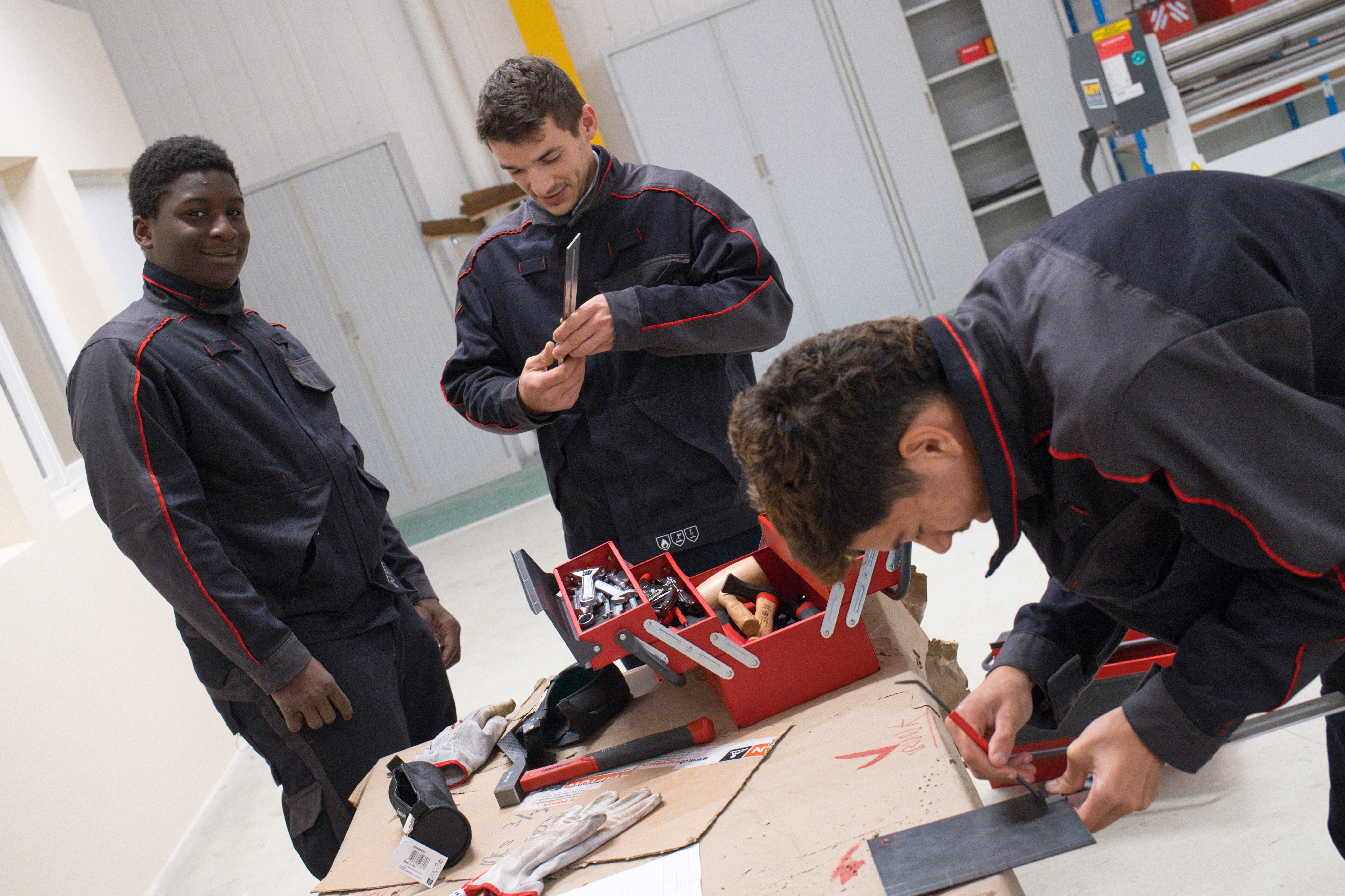 Les élèves apprennent le métier de métallier