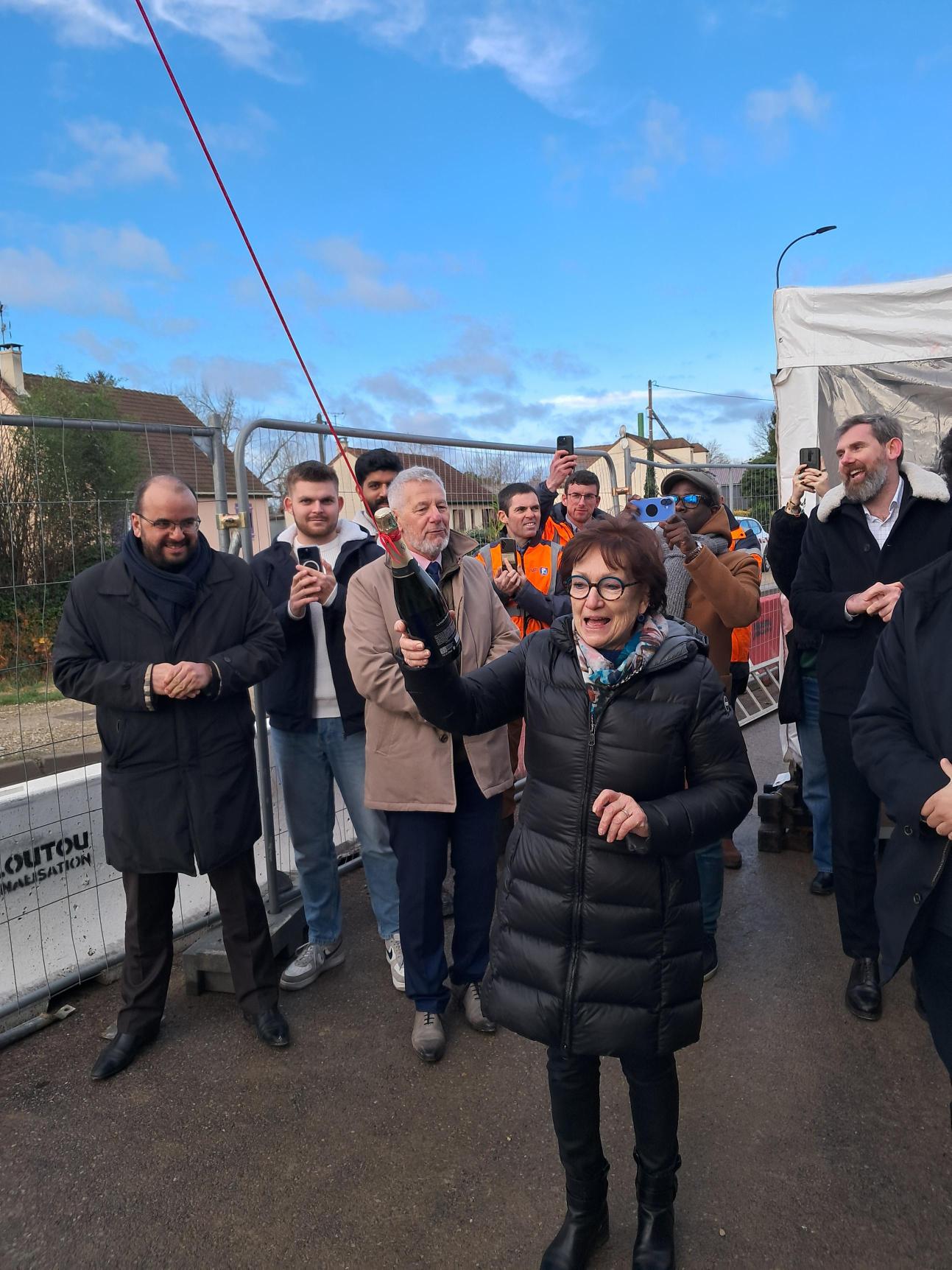 L'engin interviendra à Limay dans le cadre de la création d’un bassin de stockage avec poste de refoulement et de la mise en œuvre du réseau d’assainissement