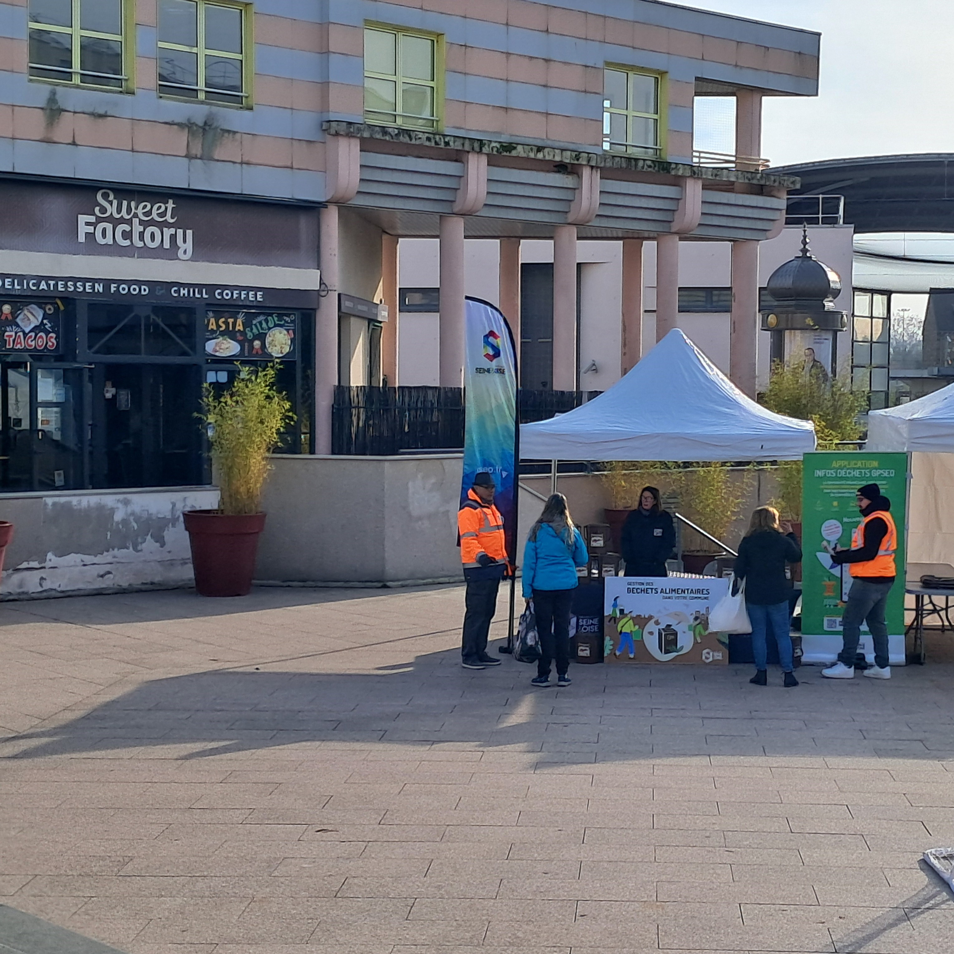 Distribution de bioseaux à Conflans-Sainte-Honorine dans le cadre de l'expérimentation
