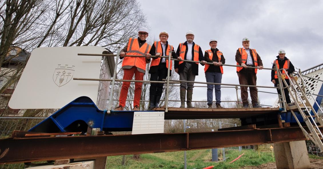 Les élus et partenaires en visite sur le chantier de la passerelle Poissy Carrières-sous-Poissy le 11 février 2026