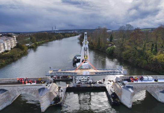 Pose de la passerelle sur le Vieux Pont