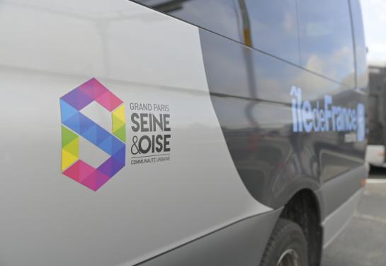 Bus sur le territoire, avec logos GPSEO et IDFM