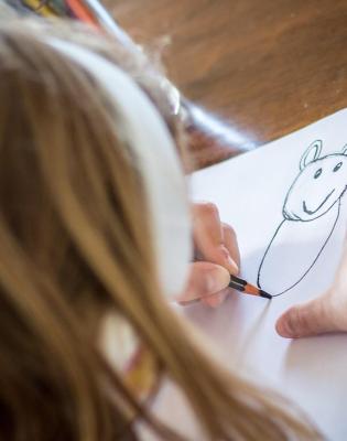 Illustration d'une jeune fille qui dessine