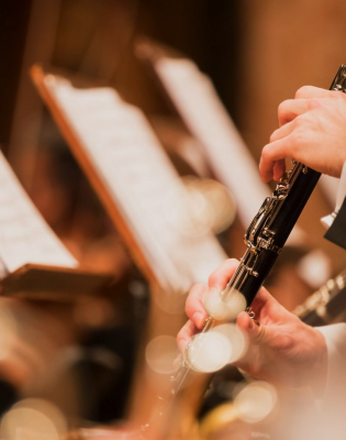 Des instruments de musiques devant une partition