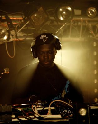 Junkaz Lou qui fait du DJing