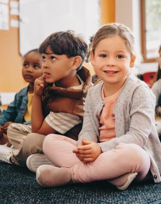 enfants qui écoutent une histoire