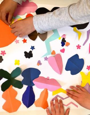 Seul au milieu de la grande page blanche, le petit lapin se sent bien triste…