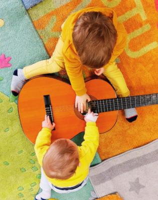 Les Petites Histoires en musique animées par Virginie Castelli est un atelier qui invite petits et grands à partager une expérience où musique et littérature se rencontrent.