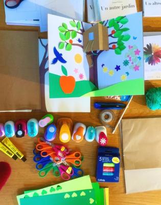 En lien avec l’album Un autre jardin, cet atelier invite chacun à créer son jardin imaginaire. Au centre de la page blanche, un arbre sans feuilles attend de prendre vie : faire pousser la végétation, cacher des animaux, construire une cabane ou accrocher une balançoire. L’ensemble devient un pop-up, matérialisant un jardin rêvé. En compagnie et avec l’aide de l’artiste Emma Giuliani. 
