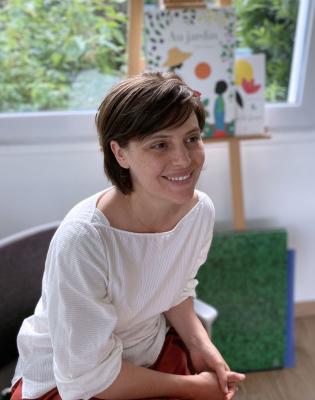 Faites connaissance avec Emma Giuliani, autrice-illustratrice et conceptrice de livres animés. Découvrez son univers poétique et les secrets de création de ses ouvrages pour la jeunesse et partagez un moment d’échange et de dédicaces, pour petits et grands. 