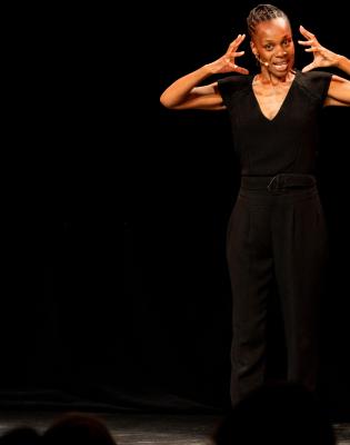 Ce jour-là, M’Toto Lunettes ne trouve pas ses lunettes ! Quelle malchance car justement elle est pressée ! Une randonnée poétique au cœur de la forêt équatoriale. 