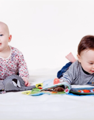 Les albums nous touchent différemment, en fonction de l’histoire qu’ils racontent, leur dessin, leur rythme... votre bébé a sans doute ses albums préférés ! Venez découvrir avec bébé la sélection du Prix des bébés lecteurs GPS&O 2025-2026 et votez pour celui qu’il préfère. Le gagnant sera annoncé en juin 2026.