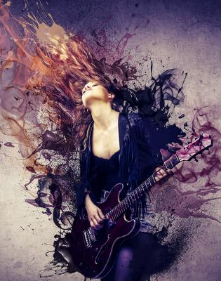 femme qui joue de la guitare