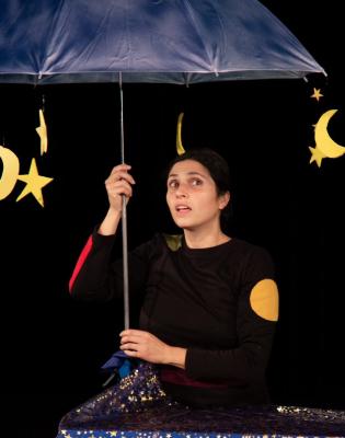 Son père est capitaine de bateau, sa mère reine des couleurs. Hippopotames, crabes et poissons peuplent ses pensées. La pluie, le bain, la nuit, tout devient épopée. 