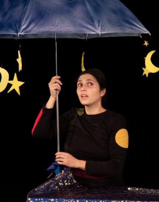 Son père est capitaine de bateau, sa mère reine des couleurs. Hippopotames, crabes et poissons peuplent ses pensées. La pluie, le bain, la nuit, tout devient épopée.