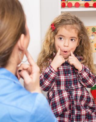 Lors de cet atelier destiné aux parents, assistantes maternelles et enfants, Coline partage et transmet un bouquet saisonnier de son répertoire 