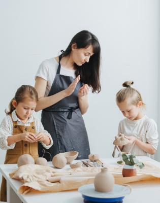 Un petit atelier de modelage adapté pour que les petits mettent, eux aussi, la main à la pâte. 