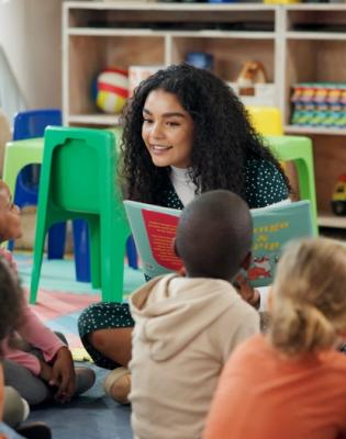 Venez découvrir les 4 albums de la sélection du Prix des bébés lecteurs lus par les bibliothécaires et votez avec bébé pour son histoire préférée ! Venez également découvrir les coups de cœur bébés lecteurs de l’année 2025.