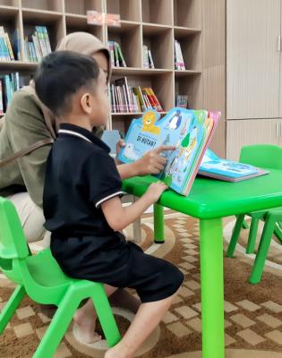 Partagez lectures, chansons, comptines et jeux de doigts, avec émotion, tendresse, rires et sourires …Plus qu’au sens des mots les tout-petits sont sensibles à leur musicalité.