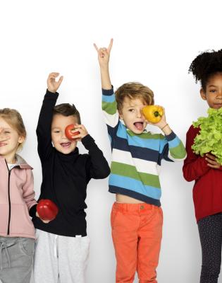 Pêche, pomme, poire, choux, carottes : crique-croque, dégustons notre récolte !