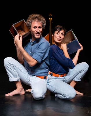 Tèmpi, c’est le tempo au pluriel. Tèmtoa c’est la mise en son d’une déclaration d’amour : je t’aime toi ! Tèmpi tèmtoa ce sont les rythmes, les pulsations de nos élans d’amour. Ce spectacle se veut une ode à la tendresse et à la complicité qui se construit, s’invente au sein de chaque famille entre le tout-petit et celles et ceux qui l’entourent.