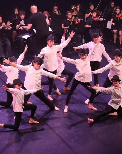 élèves danseurs et musiciens