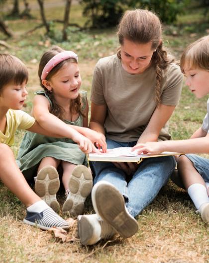 Lecture dans l'herbe