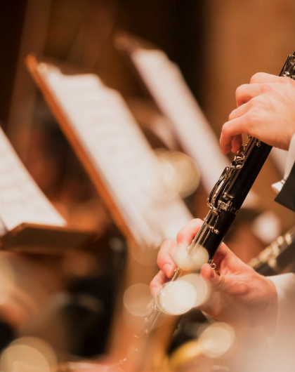 Des instruments de musiques devant une partition