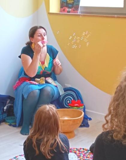 Illustration de Charlotte Gilot en spectacle
