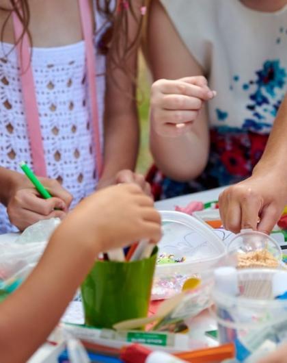 des enfants font un atelier créatif
