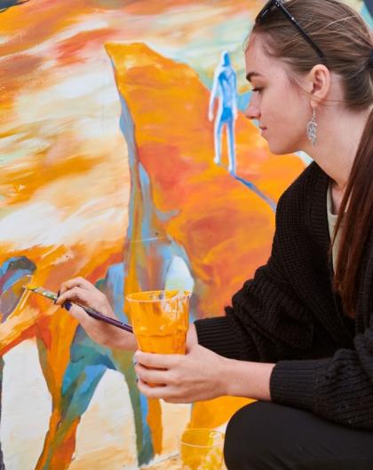 femme qui peint une fresque