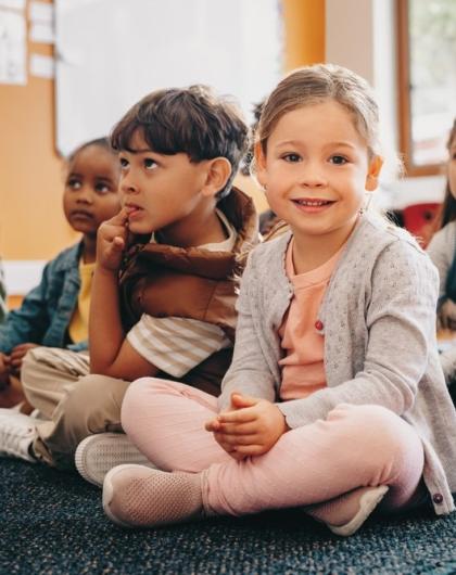 enfants qui écoutent une histoire
