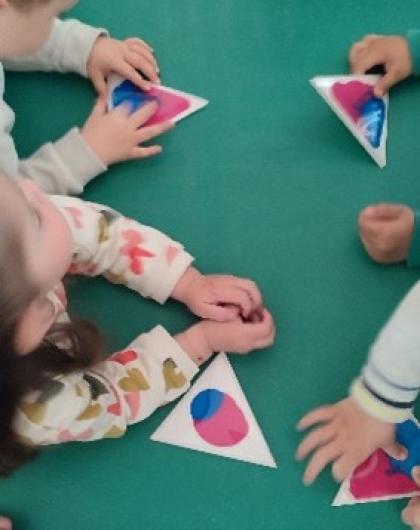 Venez partager un moment créatif et sensoriel avec votre enfant lors d’un atelier de peinture propre animé par Sandrine des Ateliers Arrosés. Les tout-petits explorent les couleurs avec leurs mains, observent les formes et mélangent… sans se salir ! 