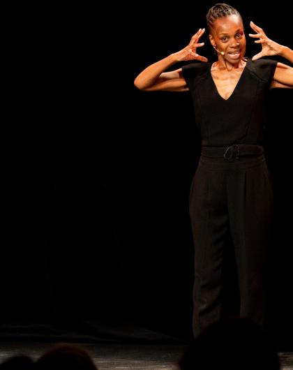Ce jour-là, M’Toto Lunettes ne trouve pas ses lunettes ! Quelle malchance car justement elle est pressée ! Une randonnée poétique au cœur de la forêt équatoriale. 