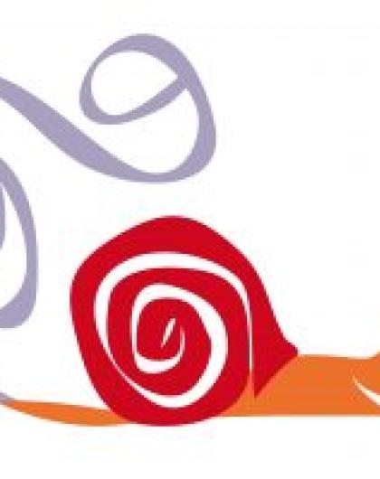 Des histoires et des chansons de pays lointains, des aventures racontées dans des langues différentes, des sonorités du bout du monde… Attachez vos ceintures, nous partons en voyage ! Nous irons loin nous dégourdir les oreilles, et ce voyage se fera le plus simplement du monde, à dos d’escargot, à dos de mots.