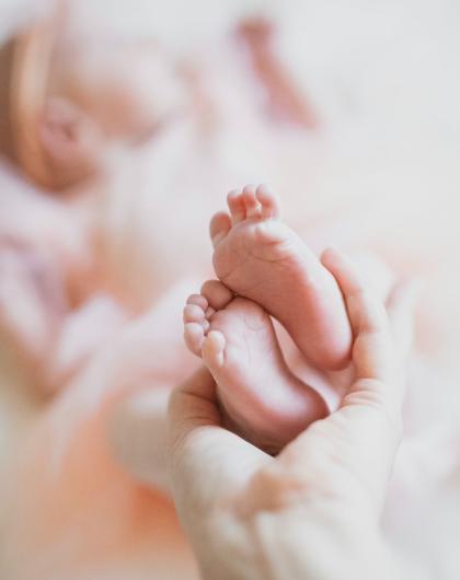 En compagnie de Sofia Boitel, offrez à votre bébé un moment de sérénité et de détente unique grâce au massage infantile en vous appuyant sur des gestes simples et doux. 