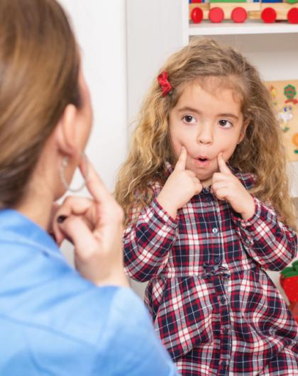Lors de cet atelier destiné aux parents, assistantes maternelles et enfants, Coline partage et transmet un bouquet saisonnier de son répertoire 