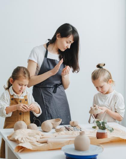 Un petit atelier de modelage adapté pour que les petits mettent, eux aussi, la main à la pâte. 