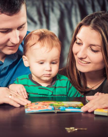 Les parents sont invités à lire une histoire à leurs petits, dans la sélection choisie pour ce moment par la bibliothécaire.