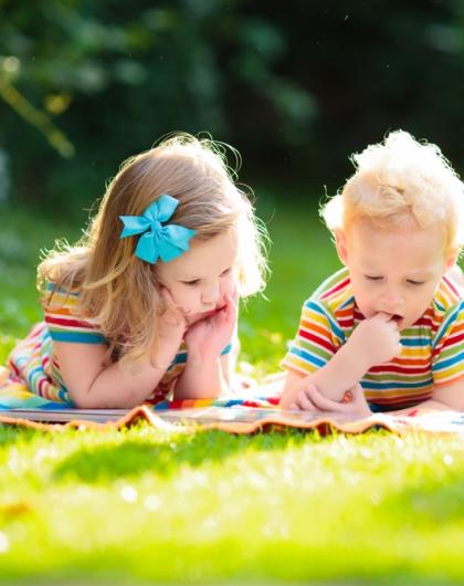 Bzzz... Mais qui fait ce bruit ? Explorez notre jardin de livres et rencontrez les petites bêtes qui y vivent.