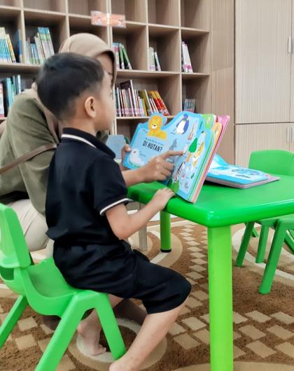 Partagez lectures, chansons, comptines et jeux de doigts, avec émotion, tendresse, rires et sourires …Plus qu’au sens des mots les tout-petits sont sensibles à leur musicalité.