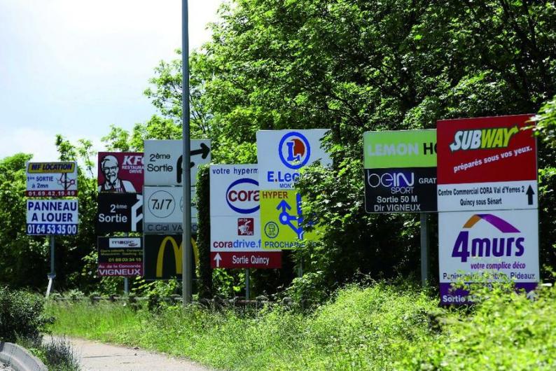 Panneaux publicitaires au bord de la route