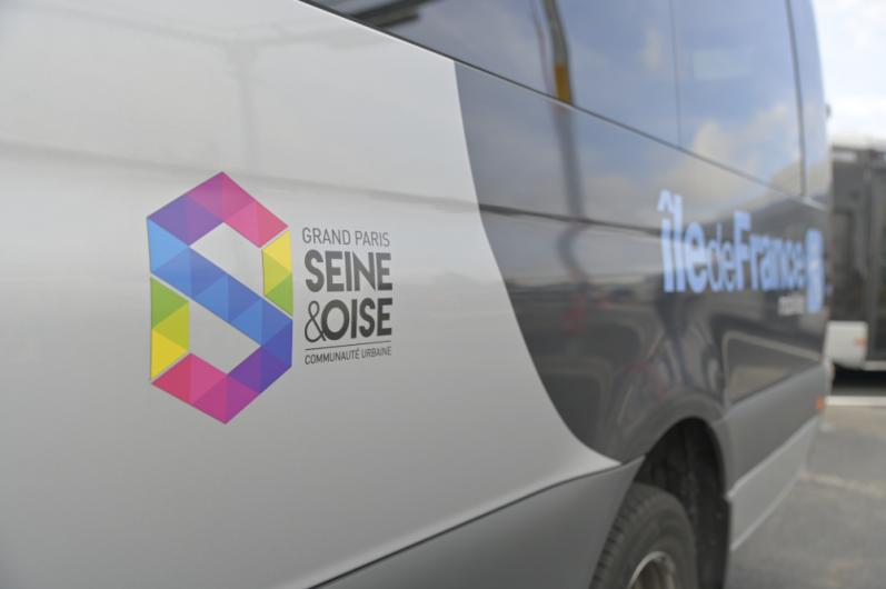 Bus sur le territoire, avec logos GPSEO et IDFM